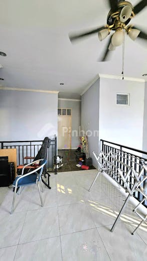 dijual rumah 2 lantai semi furnished lokasi sangat strategis di gading raya - 9