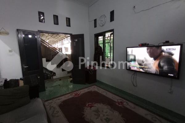 dijual rumah luas 620m2 full bangunan  siap pakai   terrdapat 3 kamar besar yang dilengkapi dengan ruang tamu  kamar tidur  dan kamar mandi  terdapat ruang produksi dan garasa yang sangat luas  sangat bagus untuk investasi tempat usaha karena multifungsi  lokasi strategis  lingkungan nyaman dan asri  penawaran harga terbaik dengan bunga kecil di menjangan - 4