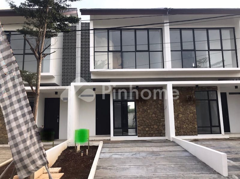 dijual rumah ready stok 2 lantai tanah luas  konsep bali modern di jalan raya mawar - 1