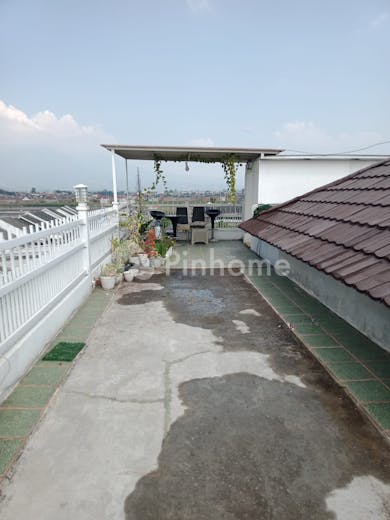 dijual rumah keren dengan kolam renang anak dan rooftop cantik di katapang - 15