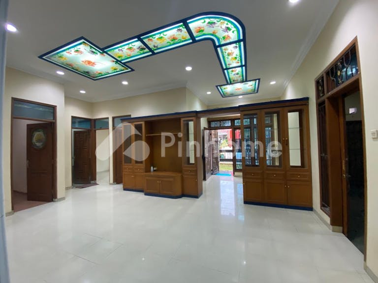 dijual rumah mewah strategis di perum srondol bumi indah - 2