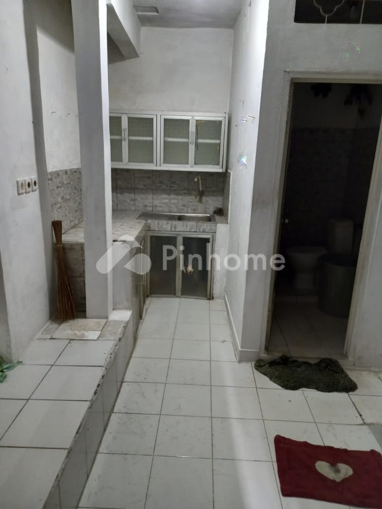 dijual rumah 2 lantai 2kt 60m2 di jl dahlia - 20