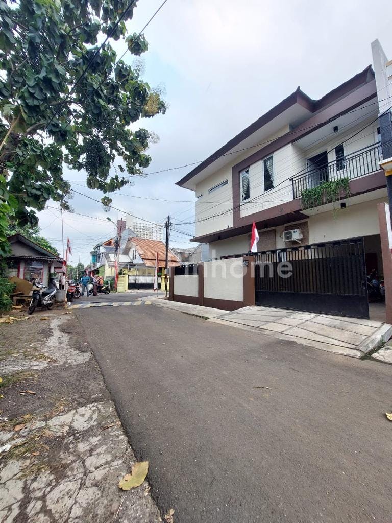 dijual rumah hook mewah 2 lantai kokoh di komplek kav dki - 2