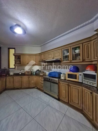 dijual rumah siap pakai di taman menteng - 9