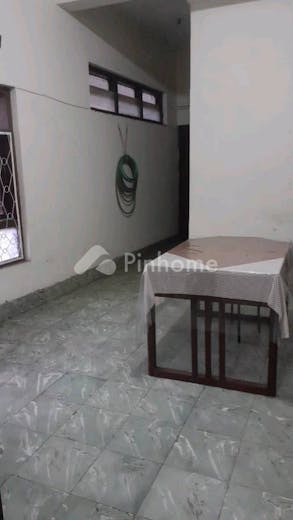 dijual rumah lingkungan nyaman dekat mainroad di jl  ciroyom - 8