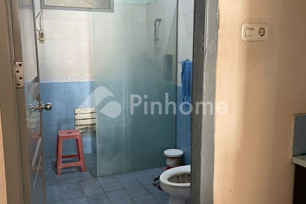 dijual rumah dan tempat usaha di jl  karya utama - 9