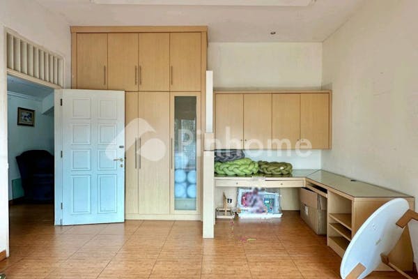 dijual rumah mewah 2 lt strategis dkt mrt di jl  cemara - 17