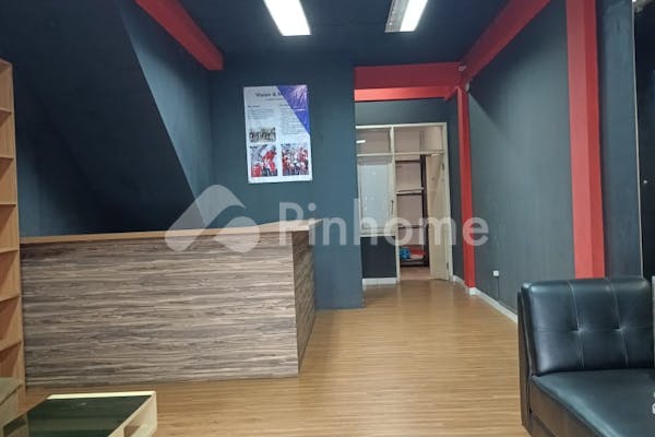 dijual ruko 2 lantai strategis di jl  permata raya taman royal - 2