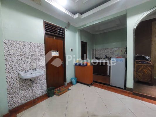 dijual rumah kost putri furnish dkt uns di jebres - 7